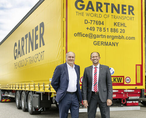 Richard Gartner (links), geschäftsführender Gesellschafter der Gartner KG, und Roland Hartwig (rechts), CEO der Schwarzmüller Gruppe, bei der Übergabe des ersten Lang-Sattelanhängers am Firmensitz von Gartner in Lambach (OÖ).