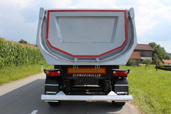 Stahl-Rückwand = Pendelwand mit versenkter Lagerung und autom.-mech. 2-Haken-Zentralverschluss