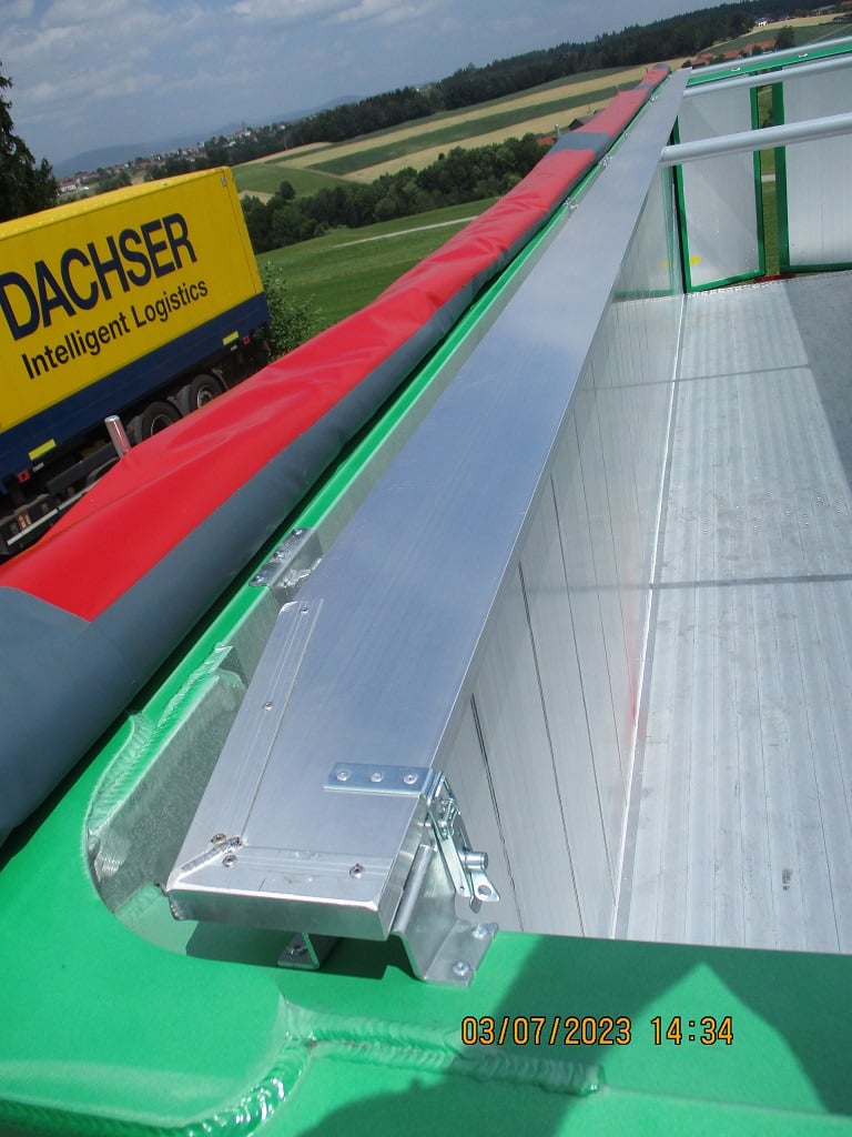 Tarpaulin protection board to protect the roll-up tarpaulin during the loading process