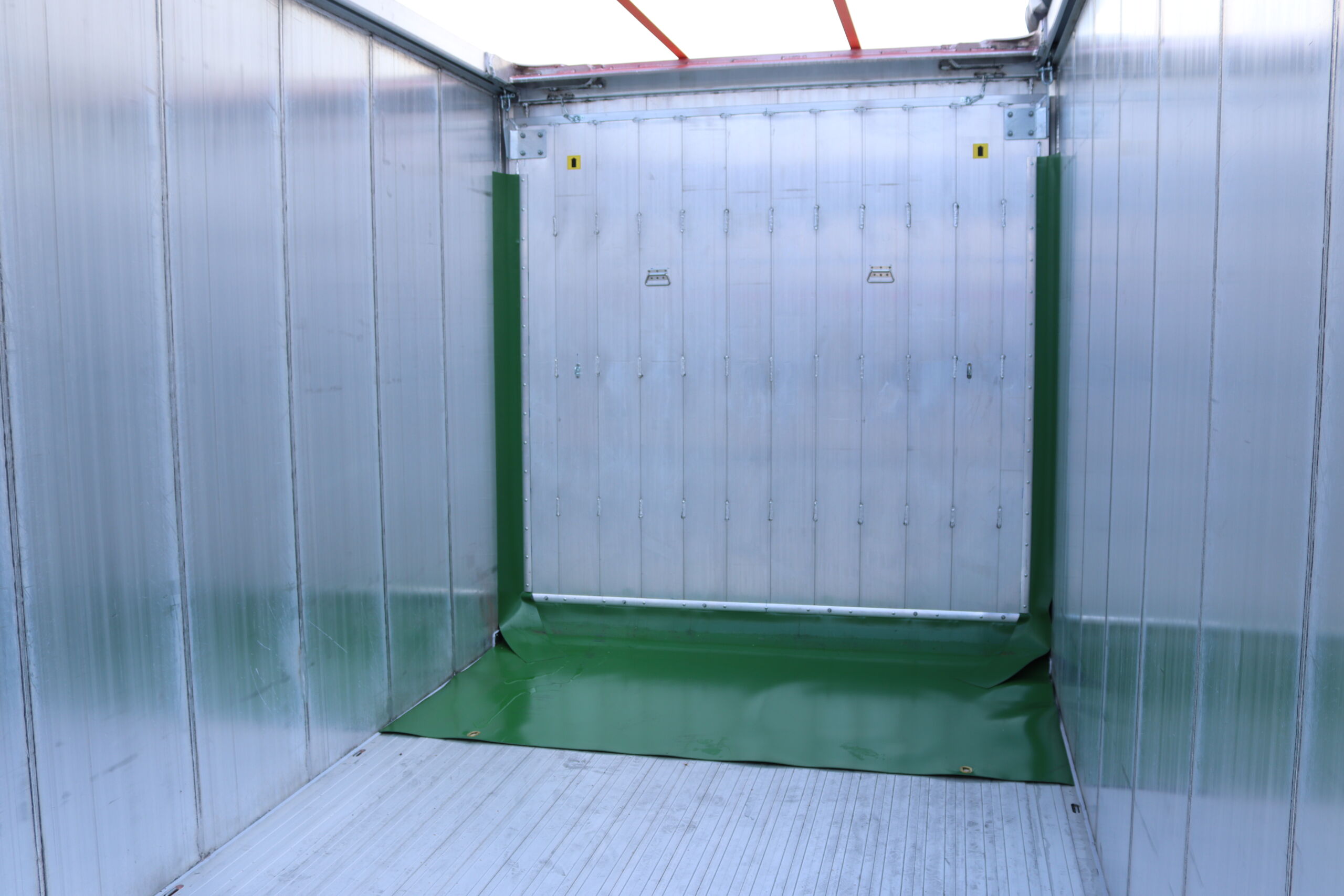 Moving partition wall for complete emptying