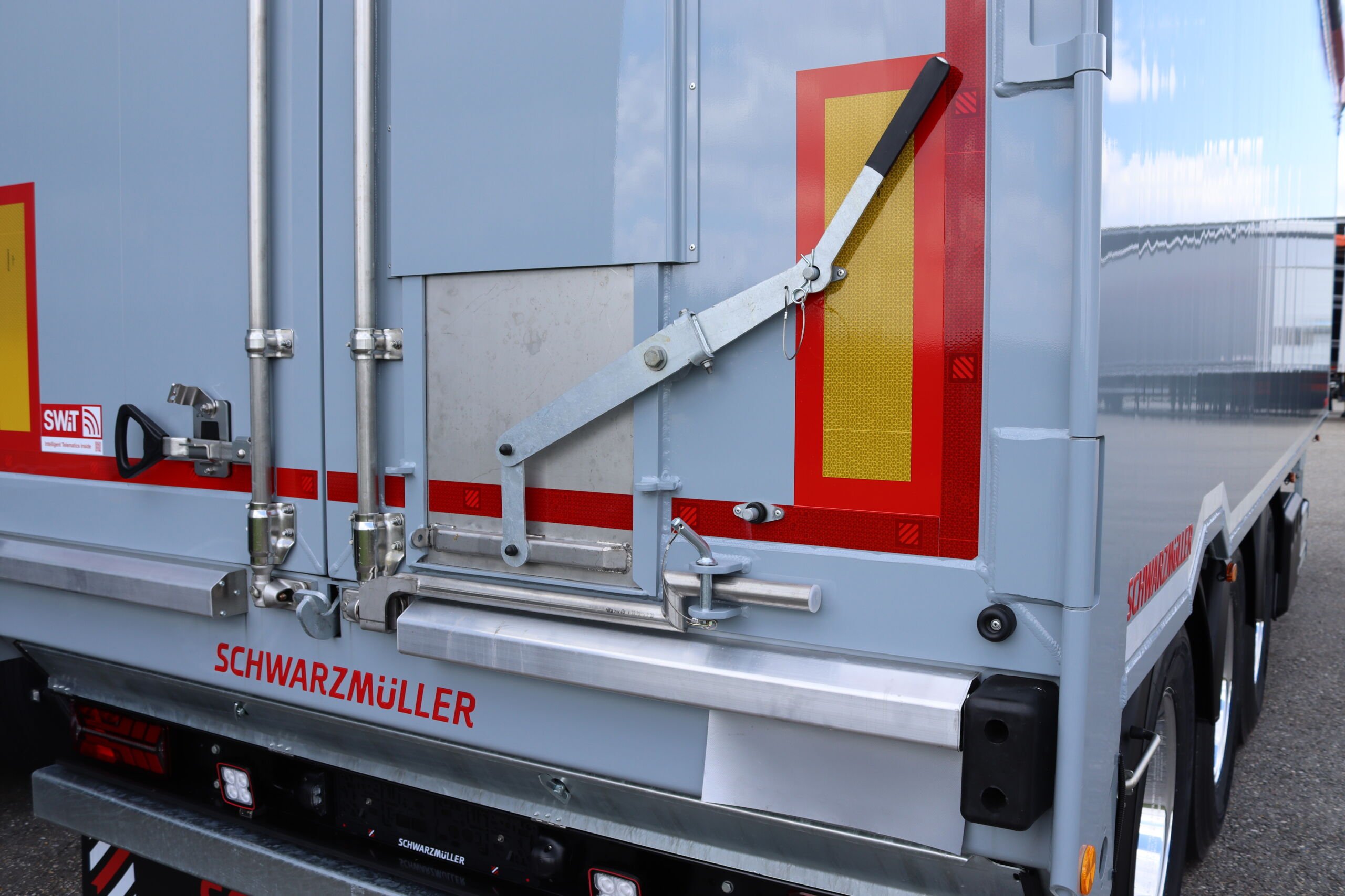 Grain hopper in the rear door